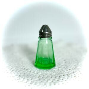 Green Uranium Glass Octagon Salt Shaker – VTG Hazel-Atlas Depression Era, Glows!